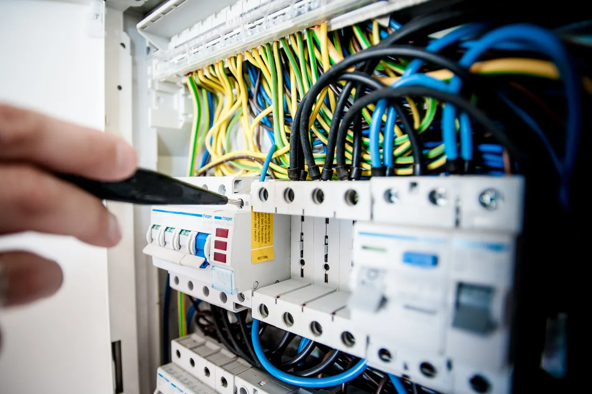 Contrôle des disjoncteurs d'un tableau électrique