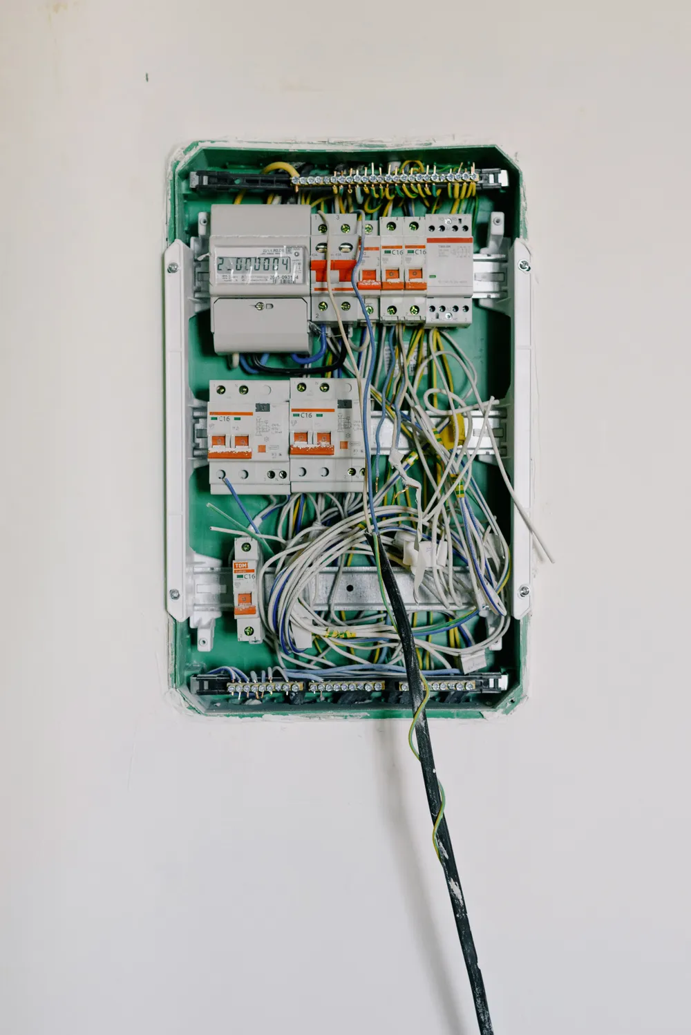 Tableau électrique en cours de câblage