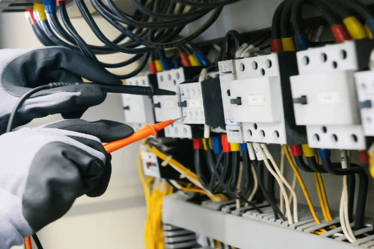 Contrôle d'un tableau électrique au testeur